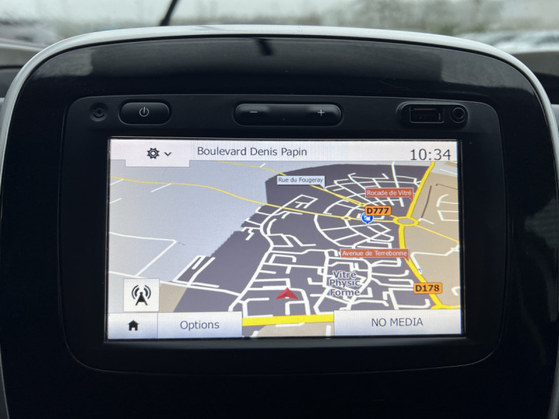 Photo 12 de l'offre de Renault Trafic (3) Fourg Conf + CCar L1H1 1200 NRJ dCi 145   13742€ HT à 16490€ chez Carlyss automobiles Vitré