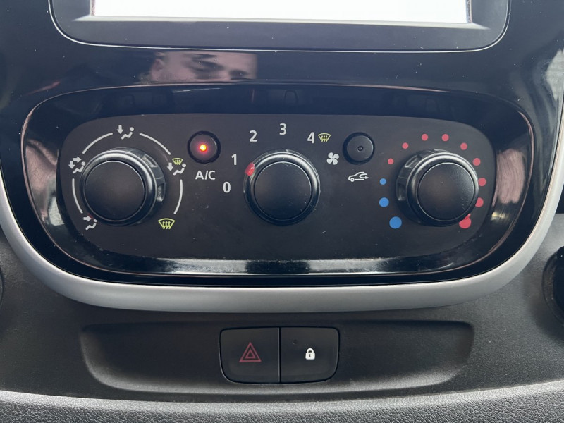 Photo 11 de l'offre de Renault Trafic (3) Fourg Conf + CCar L1H1 1200 NRJ dCi 145   13742€ HT à 16490€ chez Carlyss automobiles Vitré