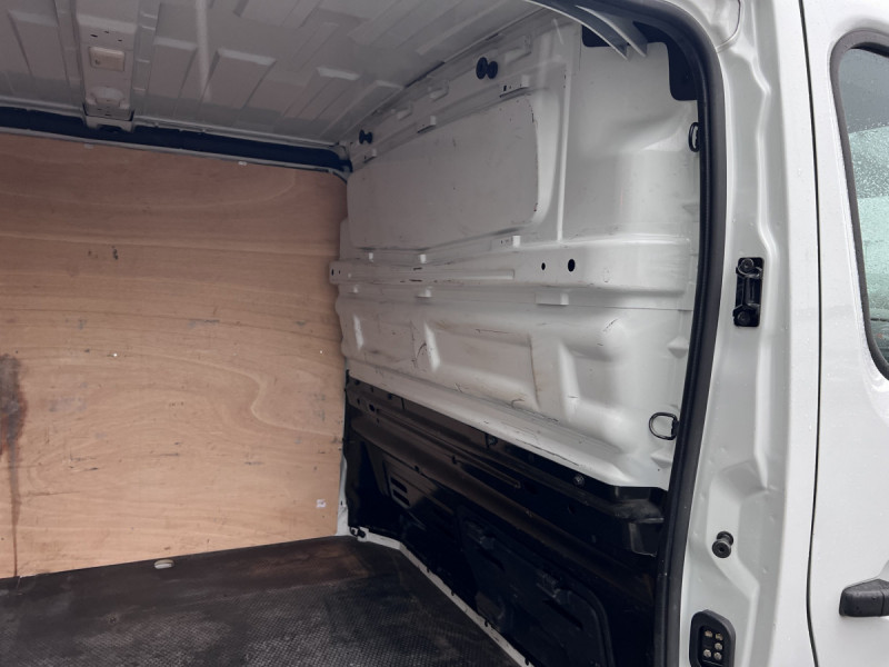 Photo 7 de l'offre de Renault Trafic (3) Fourg Conf + CCar L1H1 1200 NRJ dCi 145   13742€ HT à 16490€ chez Carlyss automobiles Vitré