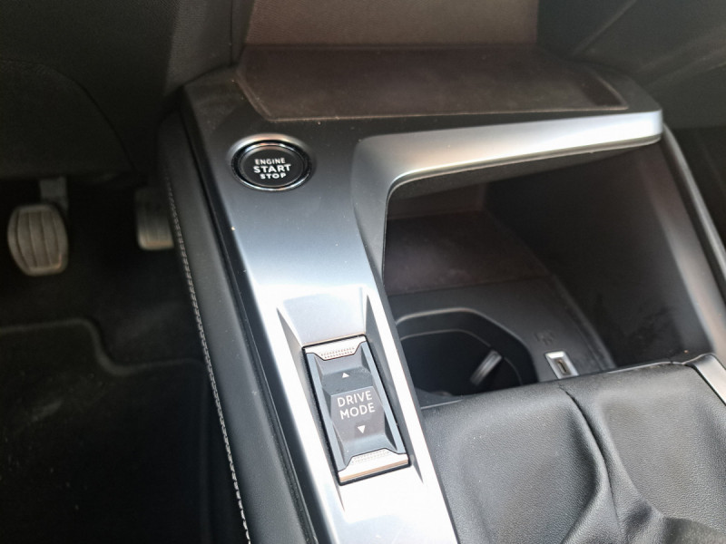 Photo 14 de l'offre de Peugeot 308 SW (3) BlueHDi 130 ALLURE à 17990€ chez Carlyss automobiles Vitré