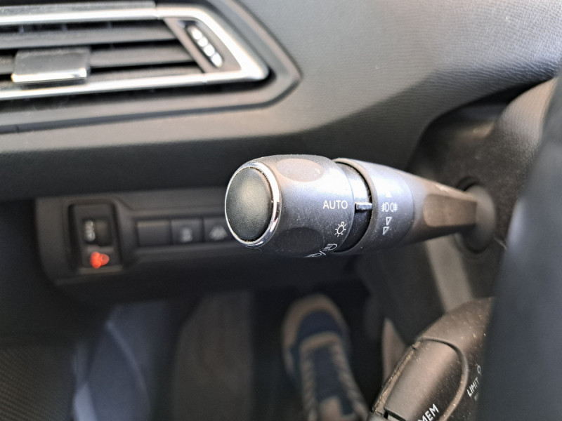 Photo 19 de l'offre de PEUGEOT 308 (2) BlueHDi 130 S&S ACTIVE BUSINESS à 12490€ chez Carlyss automobiles Vitré