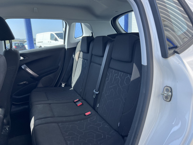 Photo 9 de l'offre de PEUGEOT 2008 1.6 BlueHDi 120 Allure à 9990€ chez Carlyss automobiles Vitré