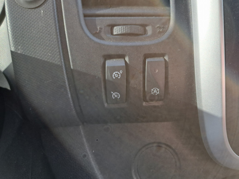 Photo 14 de l'offre de Renault Trafic (3) NV FG CF L1H1 1200 dCi 120 S&S  14575 euros HT à 17490€ chez Carlyss automobiles Vitré
