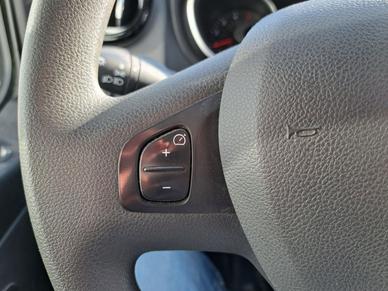 Photo 15 de l'offre de Renault Trafic (3) NV FG CF L1H1 1200 dCi 120 S&S  14575 euros HT à 17490€ chez Carlyss automobiles Vitré