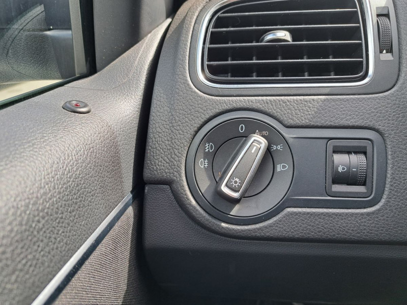 Photo 18 de l'offre de Volkswagen Polo (5) 1.4 TDI 90 Lounge BMT à 9990€ chez Carlyss automobiles Vitré