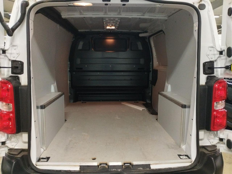 Photo 4 de l'offre de Citroën Jumpy (3) 19158 euros HT Taille M BHDi 145 BVM6 PACK PREM CONNECT à 22990€ chez Carlyss automobiles Vitré