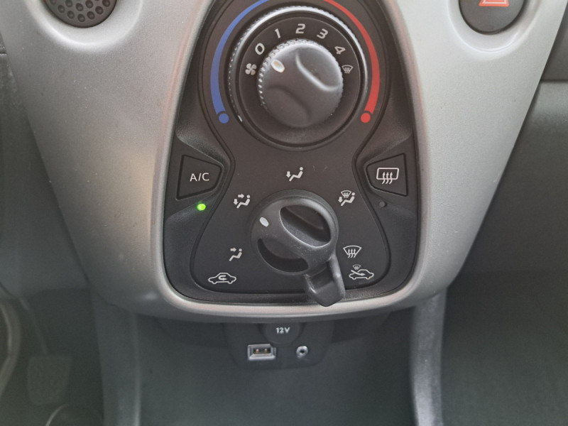 Photo 12 de l'offre de Toyota Aygo (2) 1.0 VVT-i x-play à 7790€ chez Carlyss automobiles Vitré