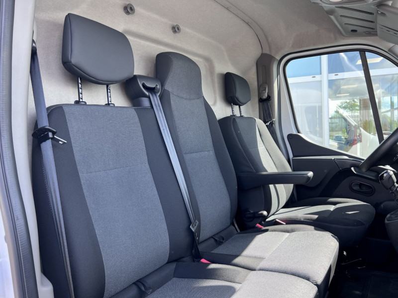 Photo 10 de l'offre de Renault Master (3) 19575 euros HT FG Tr CF F3300 L2H2 Blue dCi 150 à 23490€ chez Carlyss automobiles Vitré