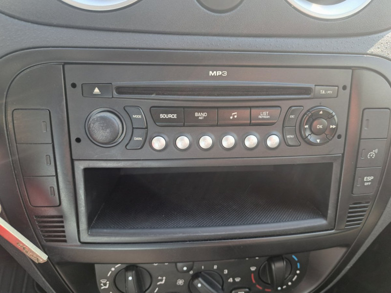 Photo 10 de l'offre de CITROEN C3 1.4i Airplay à 5990€ chez Carlyss automobiles Vitré