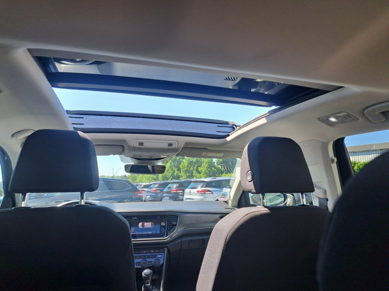 Photo 10 de l'offre de VOLKSWAGEN T-Roc 1.5 TSI 150 EVO FIRST EDITION à 20490€ chez Carlyss automobiles Vitré