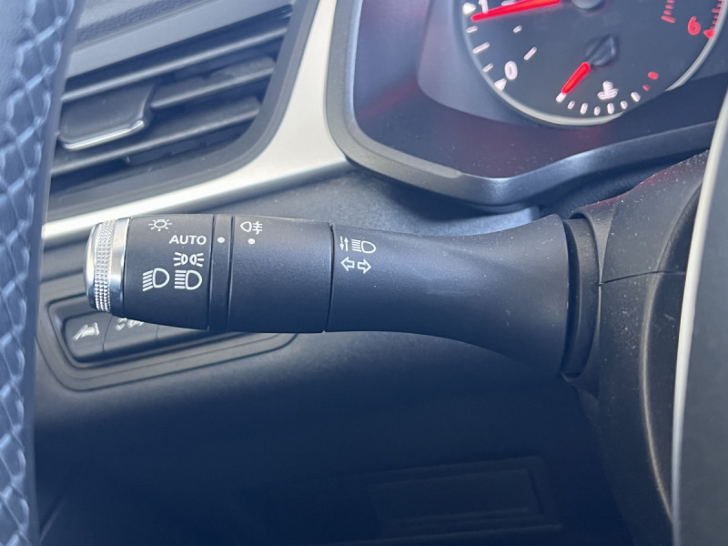 Photo 16 de l'offre de Renault Captur (2) Business Blue dCi 115 à 13990€ chez Carlyss automobiles Vitré