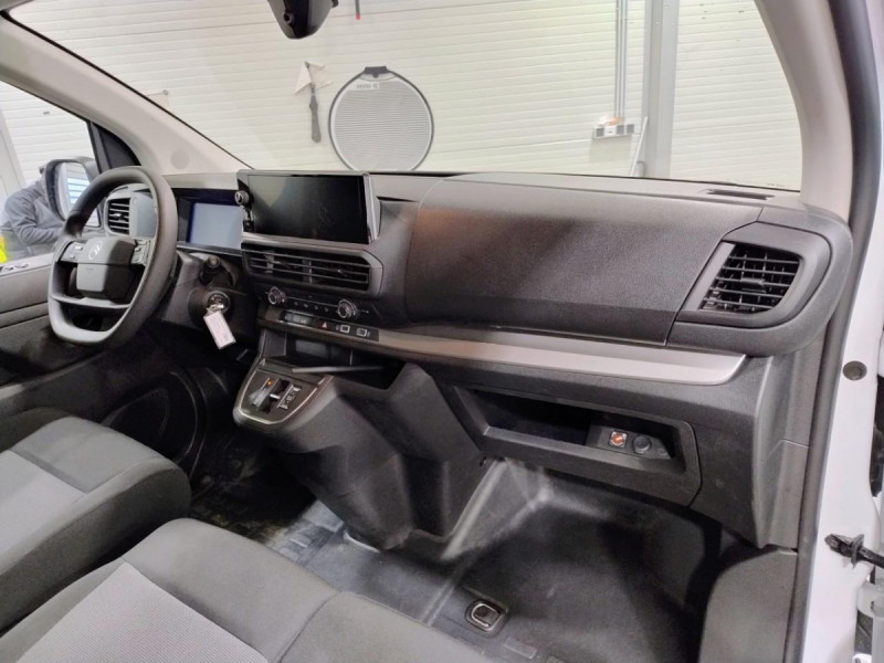 Photo 6 de l'offre de Citroën Jumpy (3) 24158 euros HT XL BHDi 180 EAT8 PACK PREM CONNECT à 28990€ chez Carlyss automobiles Vitré