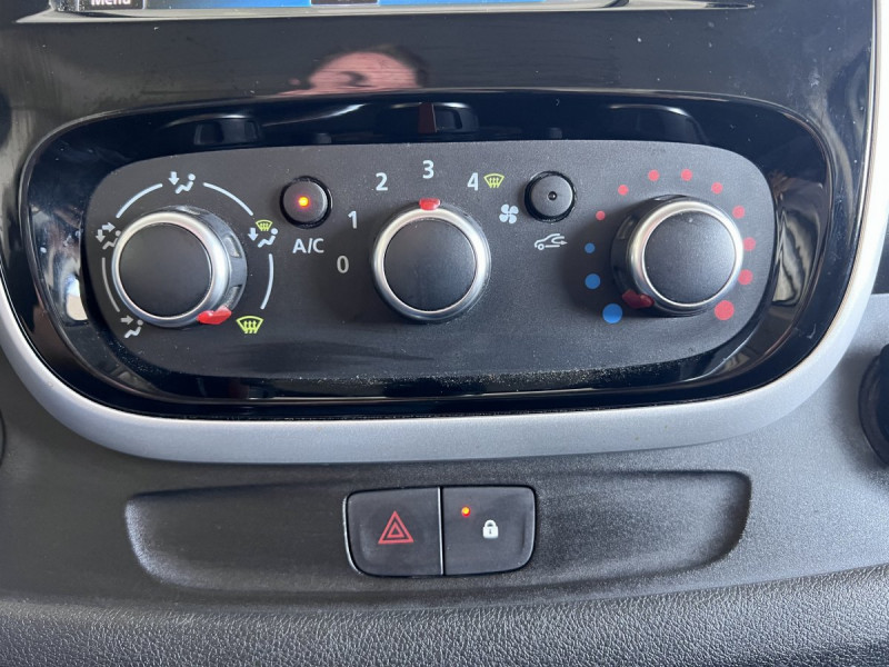 Photo 19 de l'offre de Renault Trafic (3) 15408 euros HT NV FG GCF L1H1 1200 Energy dCi 145 à 18490€ chez Carlyss automobiles Vitré