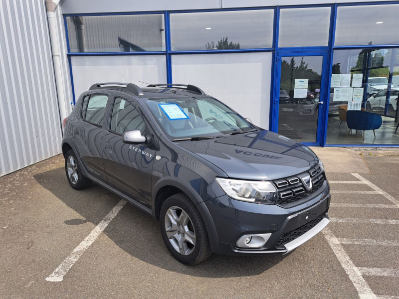 Photo 1 de l'offre de Dacia Sandero (2) Stepway Navy TCe 90 à 9990€ chez Carlyss automobiles Vitré
