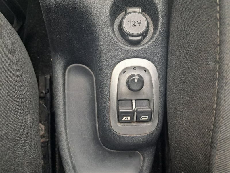 Photo 11 de l'offre de PEUGEOT 206+ URBAN 1.4 E à 5990€ chez Carlyss automobiles Vitré