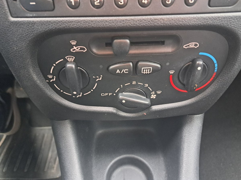 Photo 10 de l'offre de PEUGEOT 206+ URBAN 1.4 E à 5990€ chez Carlyss automobiles Vitré