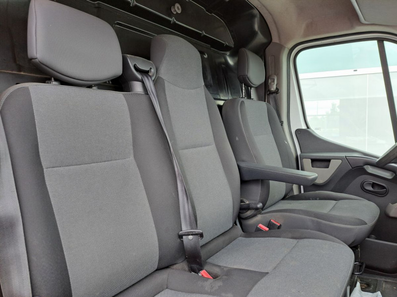 Photo 6 de l'offre de Renault Master (3) 9575 euros HT FG Cf Trac F3500 L2H2 dCi 110 Euro6 à 11490€ chez Carlyss automobiles Vitré