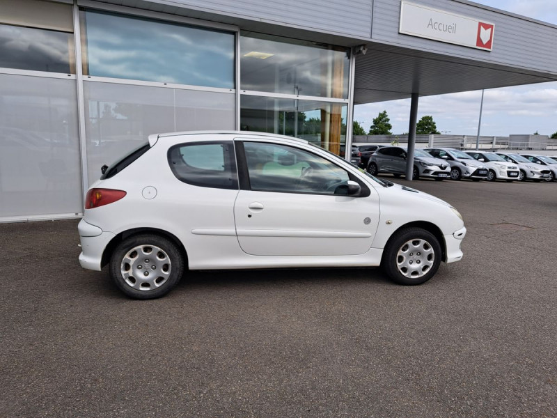 Photo 2 de l'offre de PEUGEOT 206 GENERATION 1.4 E à 3990€ chez Carlyss automobiles Vitré