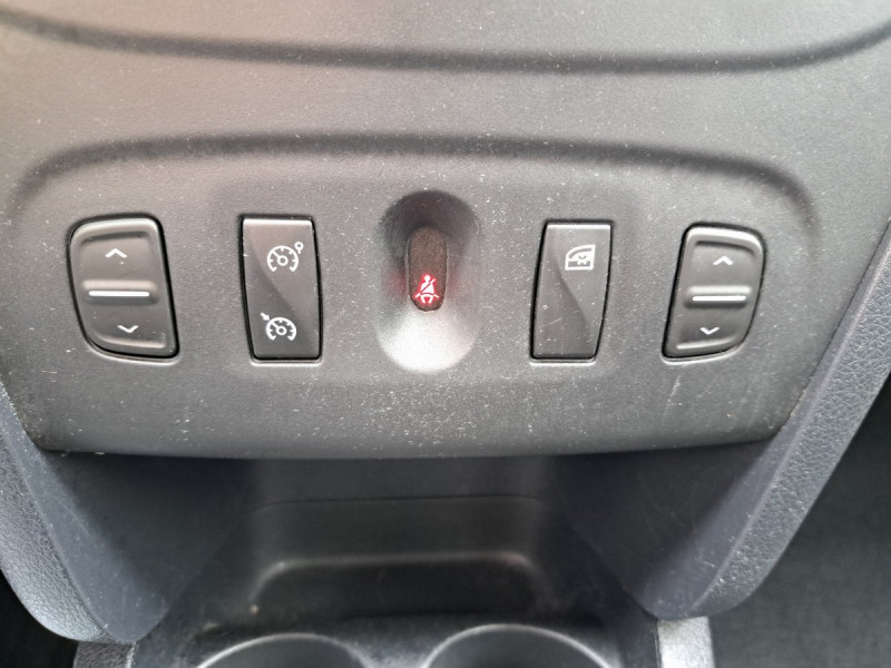 Photo 15 de l'offre de Dacia Sandero (2) Stepway Navy TCe 90 à 11790€ chez Carlyss automobiles Vitré