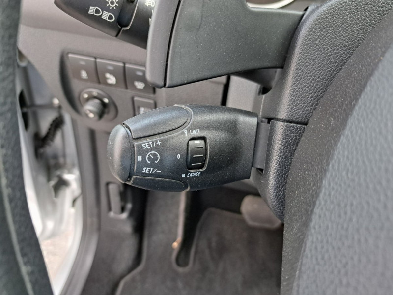 Photo 8 de l'offre de Peugeot Partner Tepee (2) 1.6 BlueHDi 100 S&S EGT6 Active à 15490€ chez Carlyss automobiles Vitré