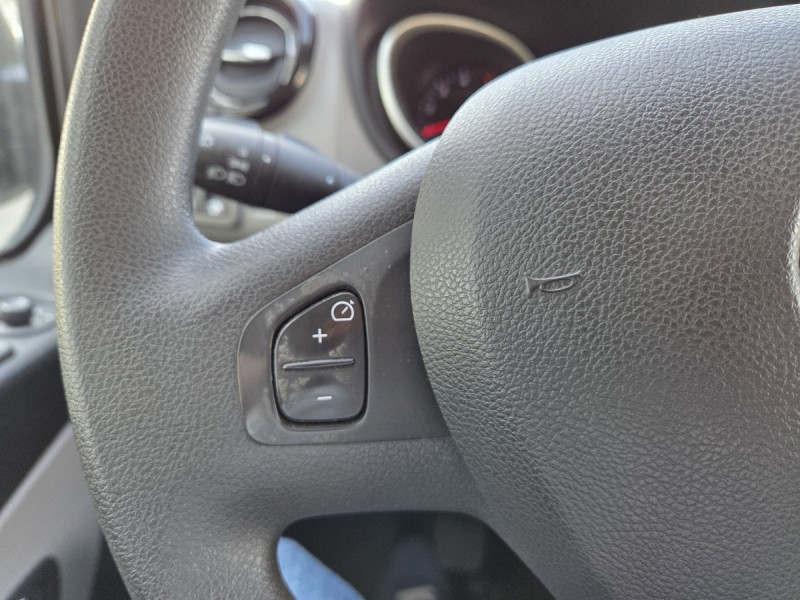 Photo 14 de l'offre de Renault Trafic (3) CA GCF L1H1 1000 dCi 120 E6 à 21990€ chez Carlyss automobiles Vitré