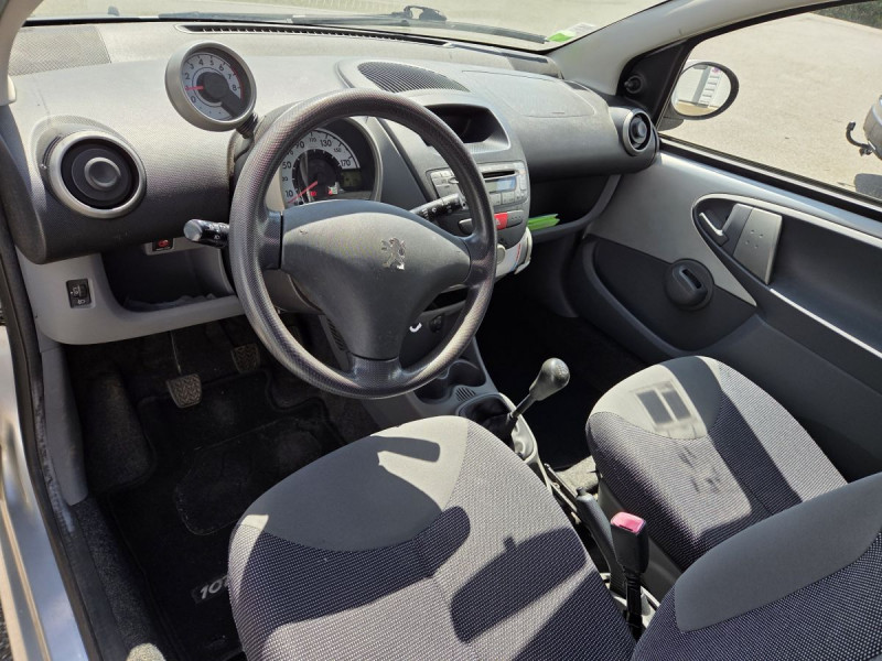 Photo 6 de l'offre de PEUGEOT 107 1.0 12V TRENDY BLUE LION à 4490€ chez Carlyss automobiles Vitré