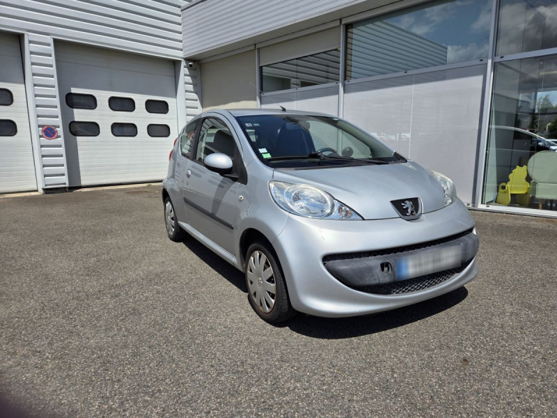 Photo 1 de l'offre de PEUGEOT 107 1.0 12V TRENDY BLUE LION à 4490€ chez Carlyss automobiles Vitré