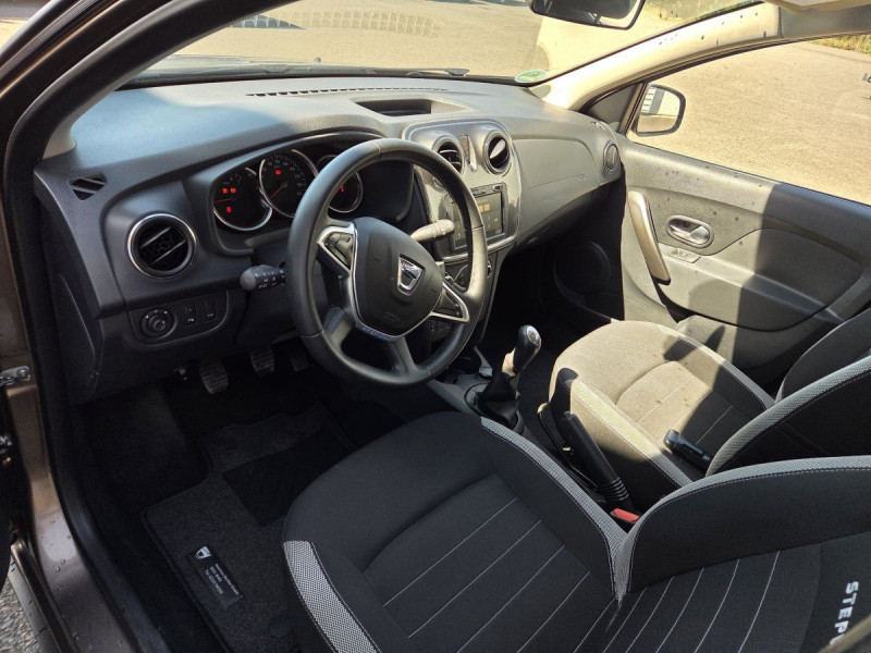Photo 7 de l'offre de Dacia Sandero (2) Stepway Navy TCe 90 à 11490€ chez Carlyss automobiles Vitré