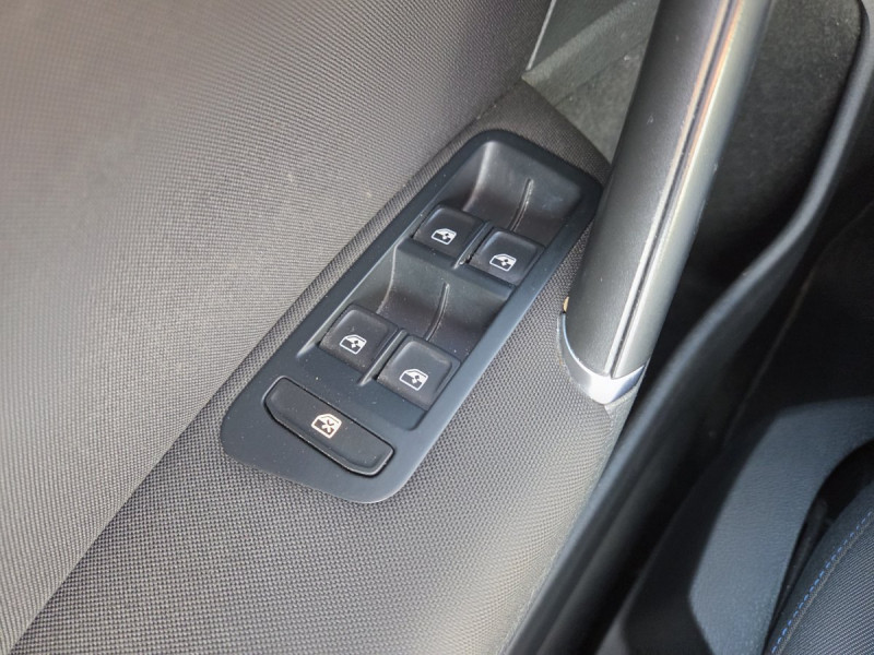 Photo 13 de l'offre de VOLKSWAGEN Golf (7) 1.0 TSI 110 BVM6 Confortline BMT à 13490€ chez Carlyss automobiles Vitré