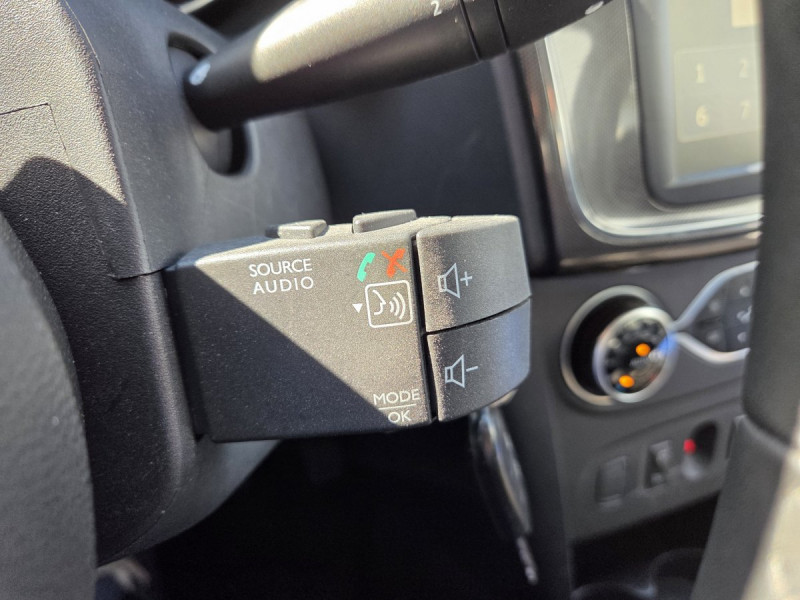 Photo 13 de l'offre de Dacia Sandero (2) Stepway Navy TCe 90 à 11490€ chez Carlyss automobiles Vitré