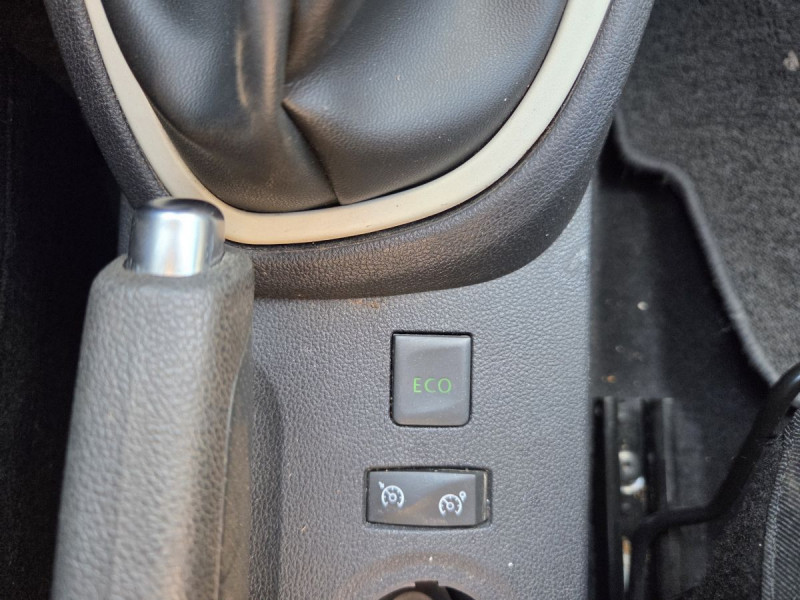 Photo 18 de l'offre de RENAULT Captur Business dCi 90 à 10490€ chez Carlyss automobiles Vitré