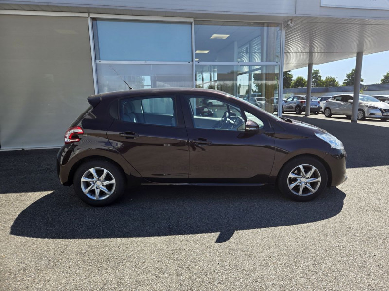 Photo 3 de l'offre de PEUGEOT 208 1.4 E-HDI 68 BMP5 Blue Lion Active à 7990€ chez Carlyss automobiles Vitré