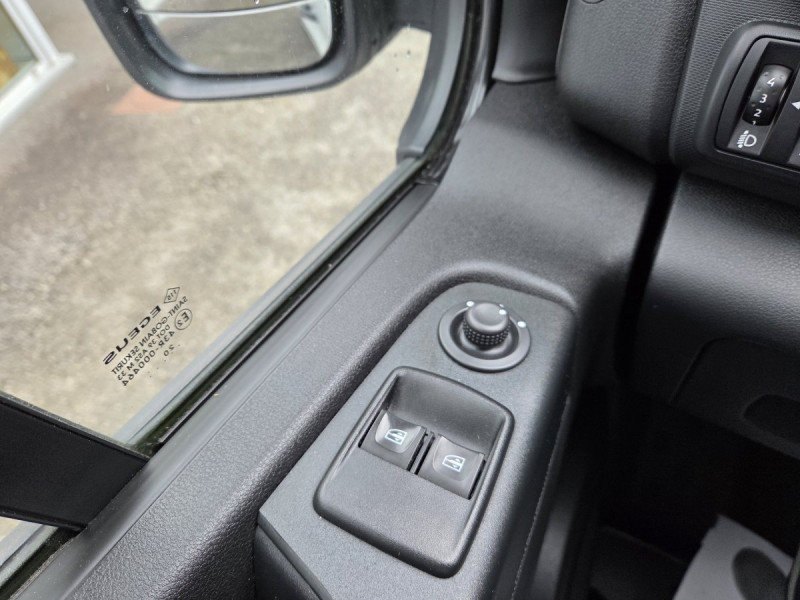 Photo 15 de l'offre de Renault Trafic (3) Fourgon Conf+ L1H1 1000 Ener dCi 120 à 19990€ chez Carlyss automobiles Vitré