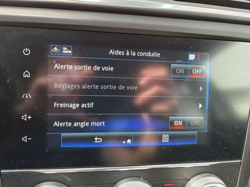 Photo 17 de l'offre de RENAULT Kadjar Intens TCe 140 EDC FAP - 21 à 20490€ chez Carlyss automobiles Vitré