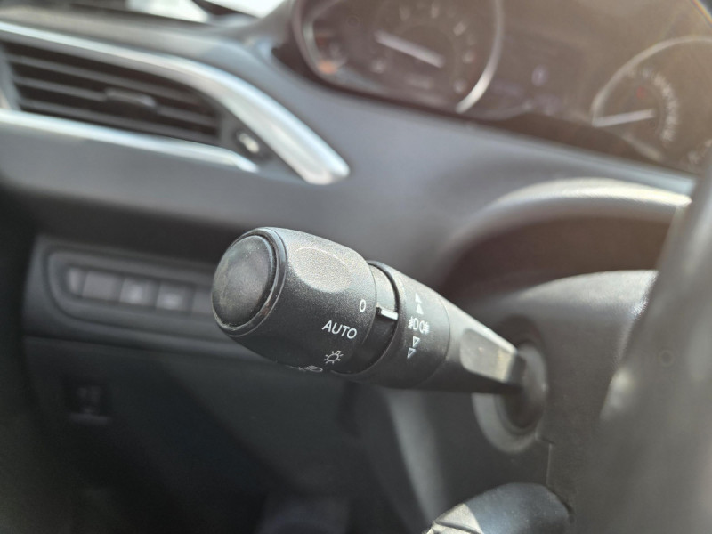 Photo 14 de l'offre de PEUGEOT 208 1.6 E-HDI 92 ALLURE à 6990€ chez Carlyss automobiles Vitré
