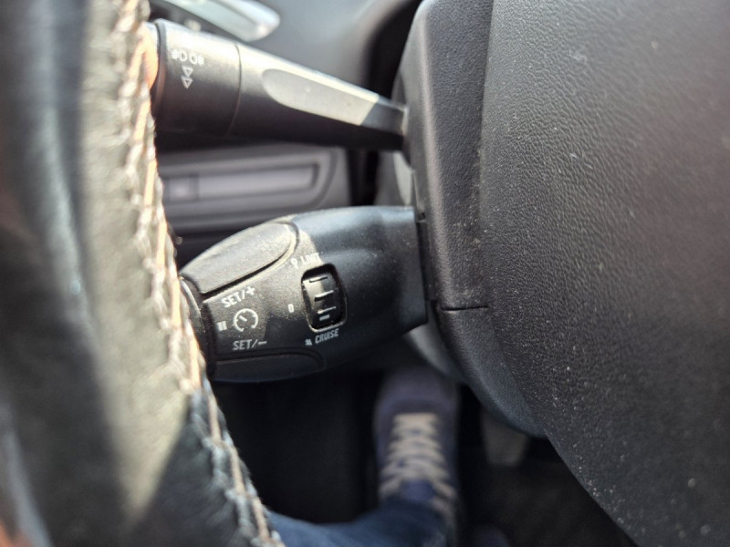 Photo 12 de l'offre de PEUGEOT 208 1.6 E-HDI 92 ALLURE à 6990€ chez Carlyss automobiles Vitré