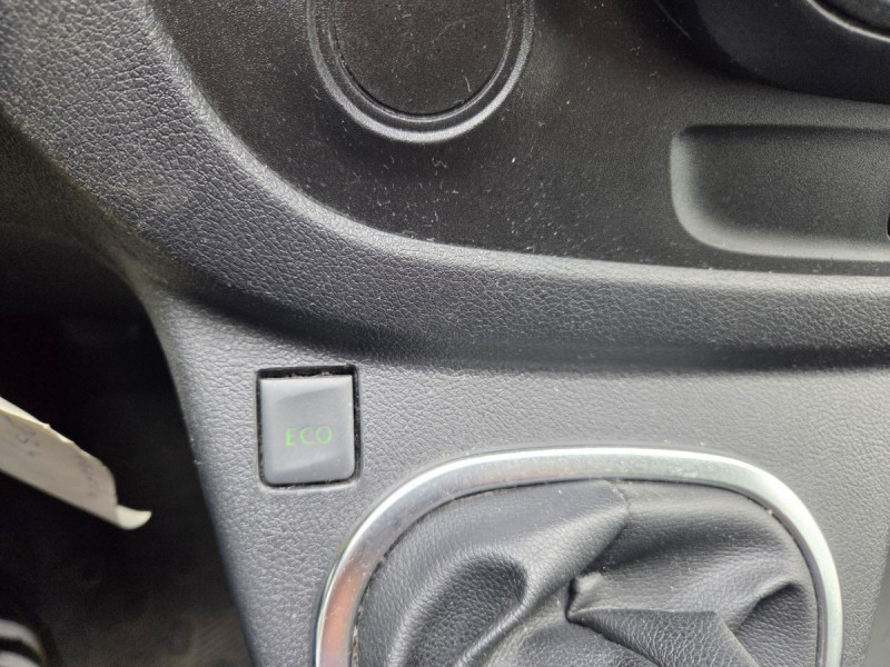 Photo 15 de l'offre de Renault Trafic (3) 13992 euros HT Fourgon Conf+ L1H1 1000 Ener dCi 120 à 16790€ chez Carlyss automobiles Vitré