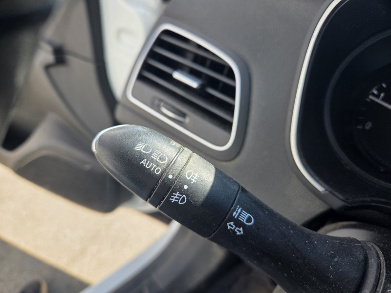 Photo 17 de l'offre de Renault Mégane Société (4) Air Nav 2P Energy dCi 90 à 7990€ chez Carlyss automobiles Vitré