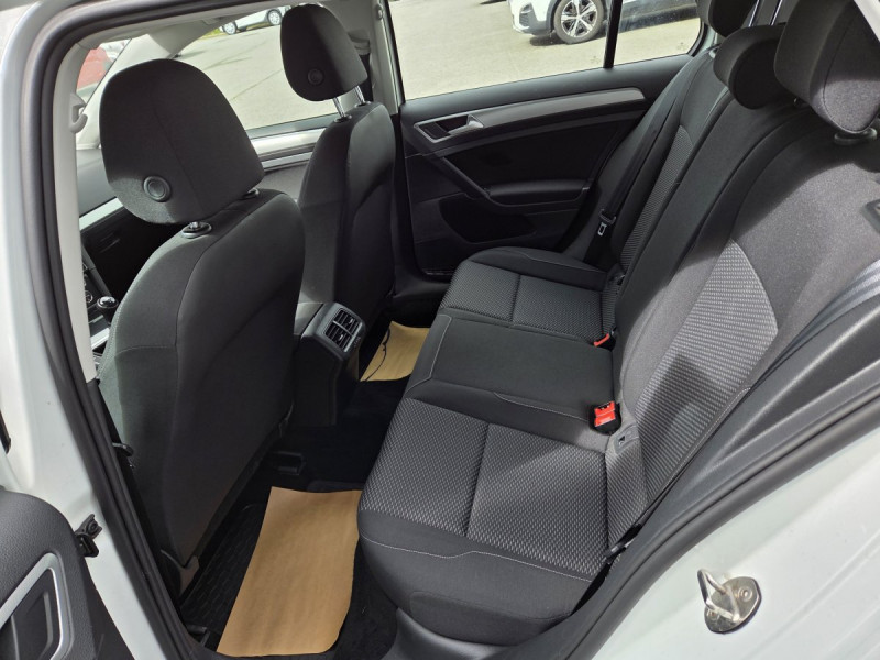 Photo 10 de l'offre de VOLKSWAGEN Golf (7) 1.6 TDI 115 BVM5 Confortline à 16490€ chez Carlyss automobiles Vitré