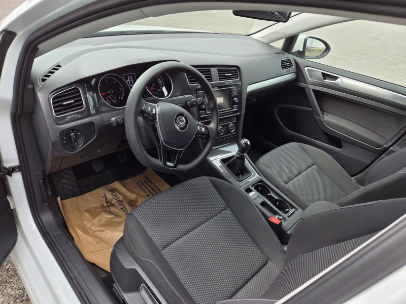 Photo 13 de l'offre de VOLKSWAGEN Golf (7) 1.6 TDI 115 BVM5 Confortline à 16490€ chez Carlyss automobiles Vitré