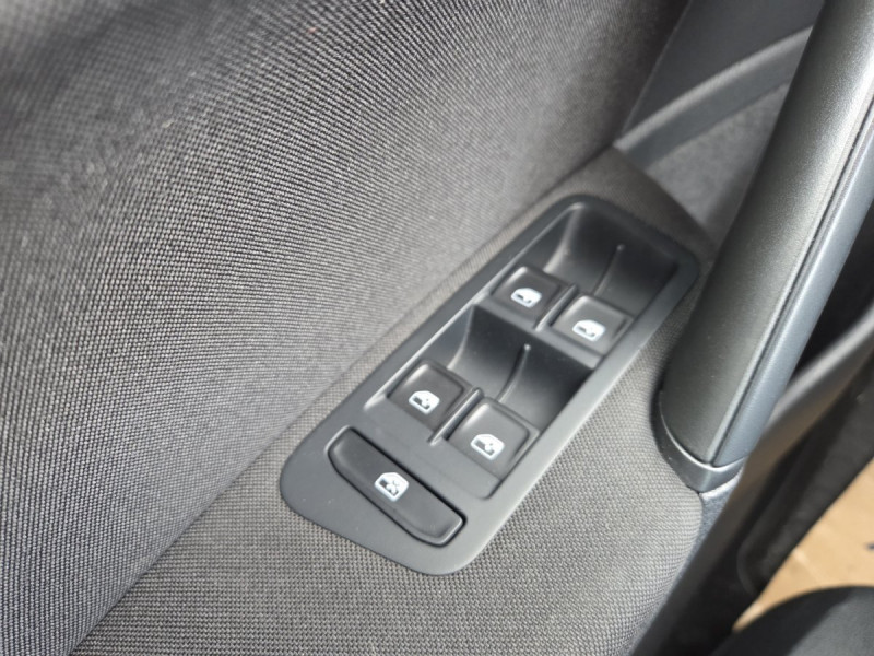 Photo 10 de l'offre de VOLKSWAGEN Golf (7) 1.6 TDI 115 BVM5 Trendline à 16490€ chez Carlyss automobiles Vitré