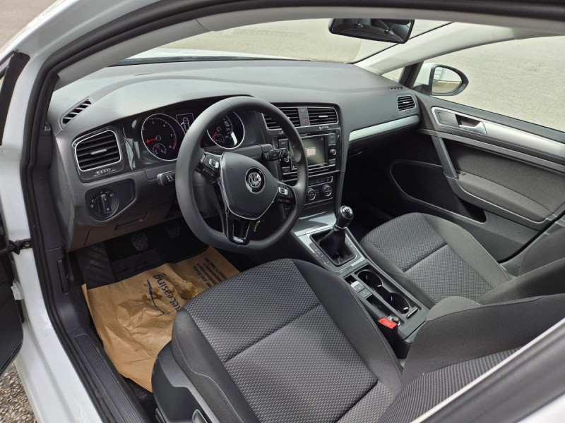 Photo 8 de l'offre de VOLKSWAGEN Golf (7) 1.6 TDI 115 BVM5 Confortline à 16490€ chez Carlyss automobiles Vitré