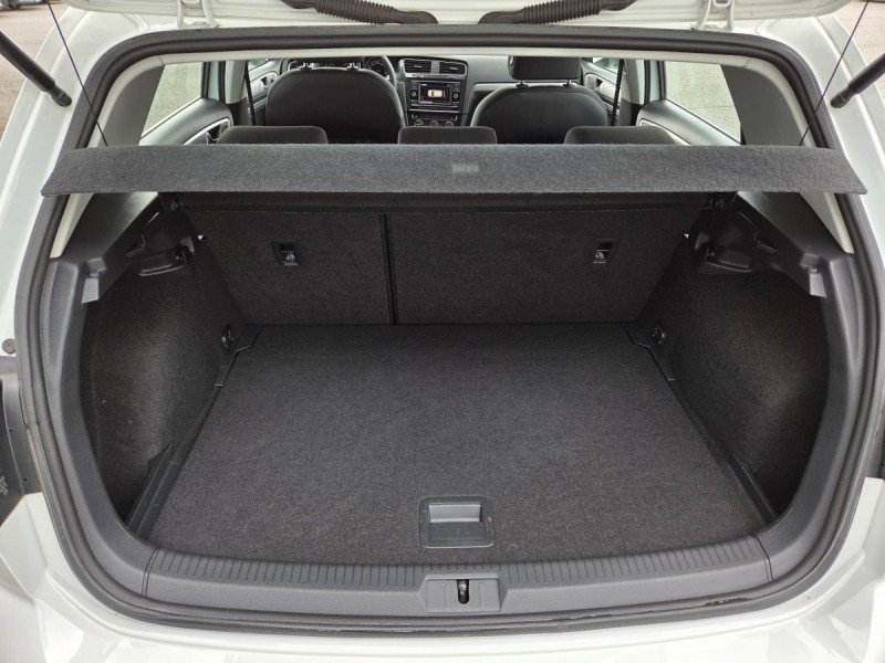 Photo 16 de l'offre de VOLKSWAGEN Golf (7) 1.6 TDI 115 BVM5 Trendline à 16490€ chez Carlyss automobiles Vitré