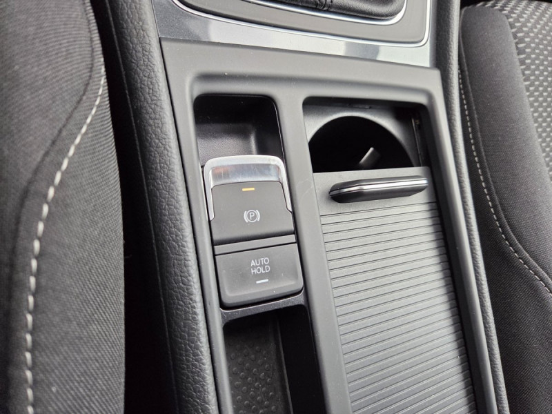 Photo 12 de l'offre de VOLKSWAGEN Golf (7) 1.6 TDI 115 BVM5 Trendline à 16490€ chez Carlyss automobiles Vitré