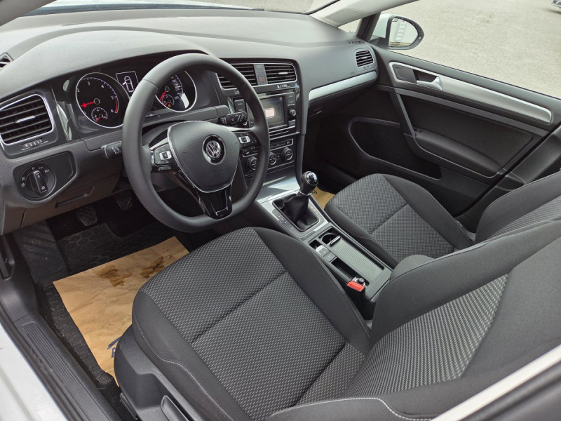 Photo 14 de l'offre de VOLKSWAGEN Golf (7) 1.6 TDI 115 BVM5 Trendline à 16490€ chez Carlyss automobiles Vitré