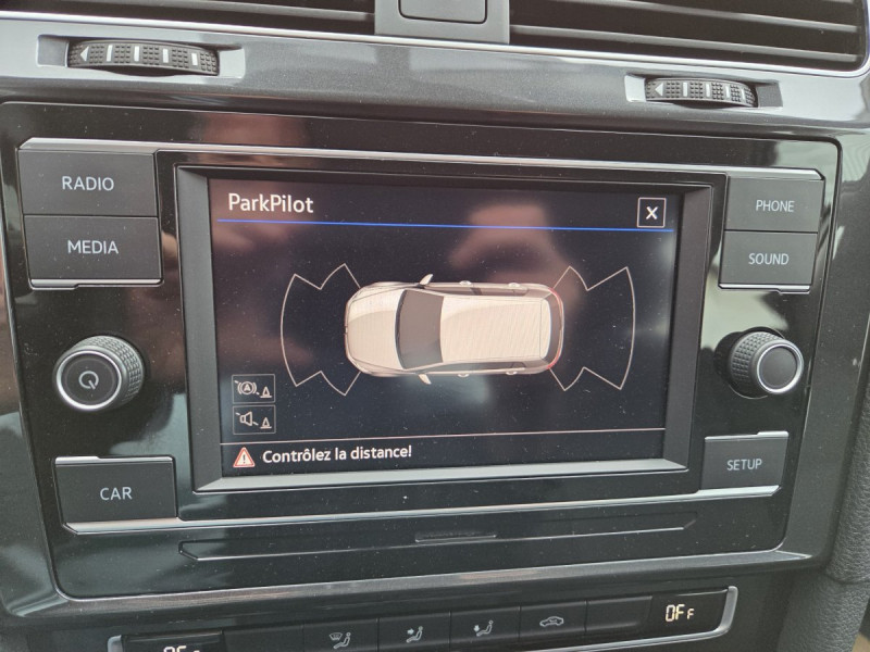 Photo 18 de l'offre de VOLKSWAGEN Golf (7) 1.6 TDI 115 BVM5 Trendline à 16490€ chez Carlyss automobiles Vitré