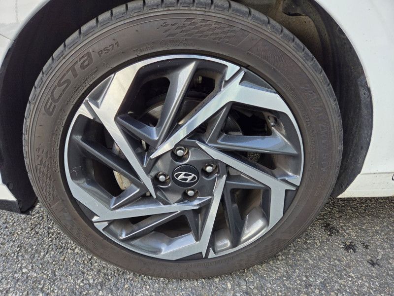 Photo 6 de l'offre de Hyundai i20 (3) 1.0 T-GDI 100 HYBRID 48V INTUITIVE DCT-7 à 16990€ chez Carlyss automobiles Vitré