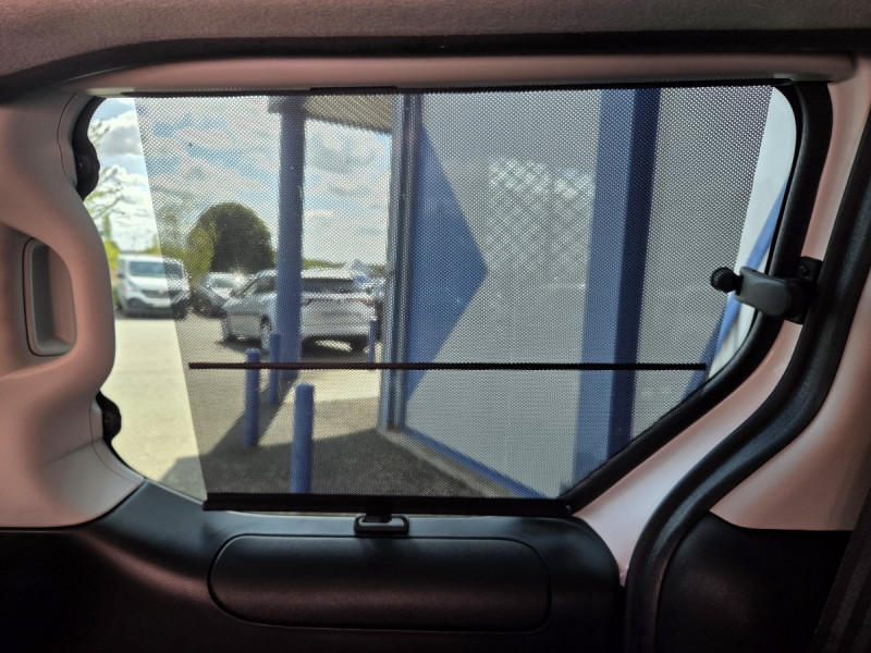 Photo 8 de l'offre de Peugeot Partner Tepee (2) 1.6 BlueHDi 100 S&S EGT6 Active à 15790€ chez Carlyss automobiles Vitré