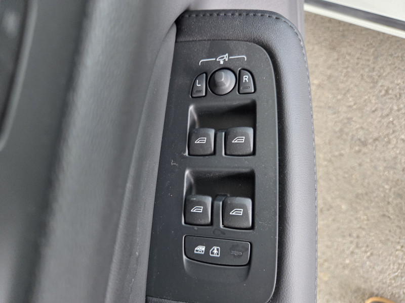 Photo 28 de l'offre de Volvo V60 (2) T6 AWD Hybride rechargeable 253 ch + 145 ch Geartronic 8 Plus Dark à 52990€ chez Carlyss automobiles Vitré