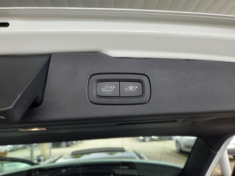 Photo 32 de l'offre de Volvo V60 (2) T6 AWD Hybride rechargeable 253 ch + 145 ch Geartronic 8 Plus Dark à 52990€ chez Carlyss automobiles Vitré